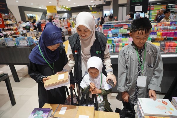 50-Anak-Yatim-Belanja-Gramedia-BSD-06.jpg