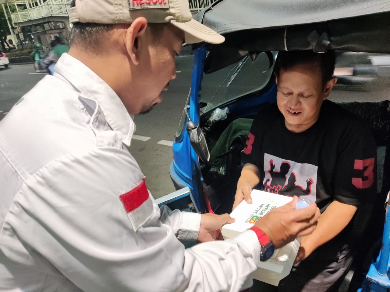 BAZNAS Salurkan 100 Paket Sajian Berkah Bergizi untuk Pekerja Rentan di Jakarta