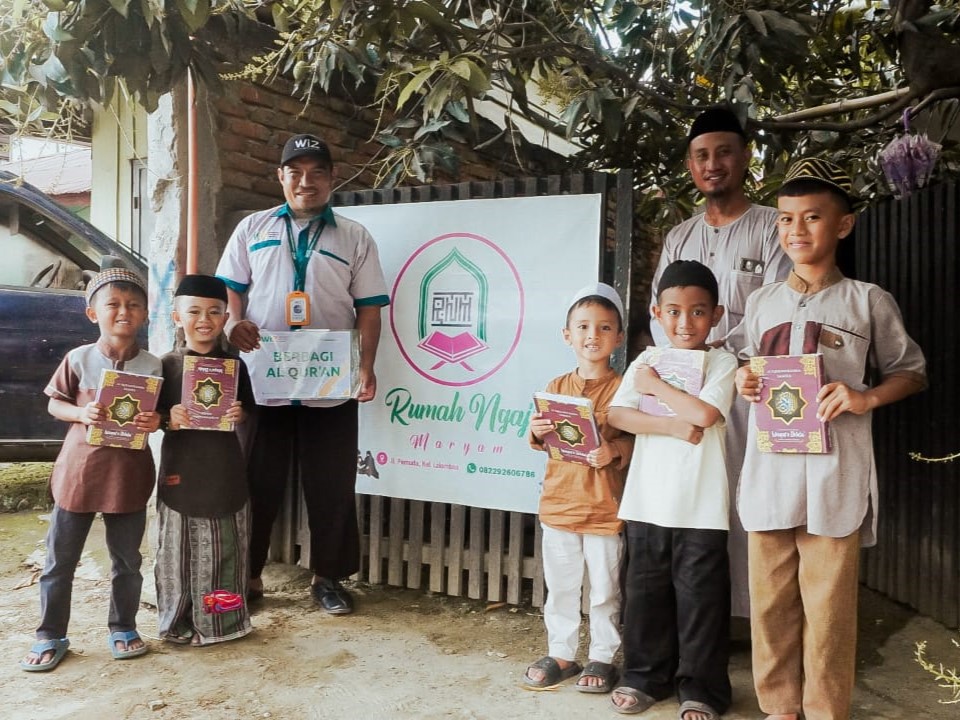 Laznas-WIZ-Dukung-Pendidikan-Qurani-Dengan-Salurkan-Al-Quran-dan-Puluhan-Buku-Iqra-4.jpeg