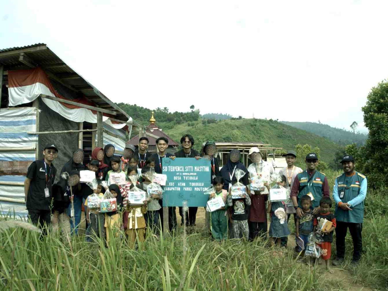 Semarak-HUT-ke-80-RI-WIZ-Parigi-Salurkan-Paket-Alat-Tulis-untuk-Anak-Pedalaman-Sirombiu.jpg