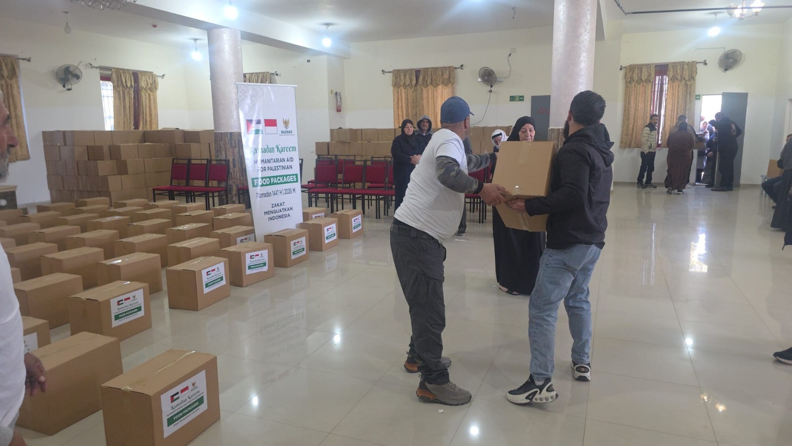 Pendistribusian Paket Makanan BAZNAS RI di Palestina - (Ada 5 foto)